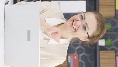 Vertical-video-of-Cheerful-and-happy-happy-business-woman-waving-at-camera.